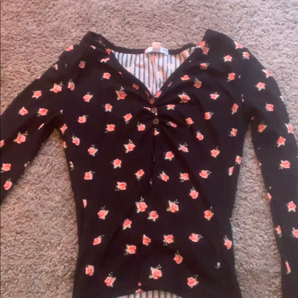 Long sleeve flower shirt with three buttons
